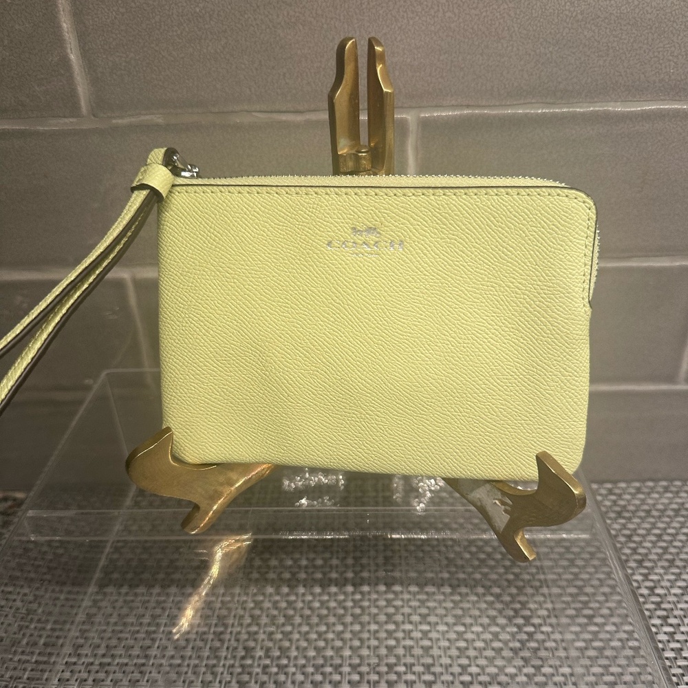 Coach Pale Lime Green Wristlet ~ New with Tags ~ 58032